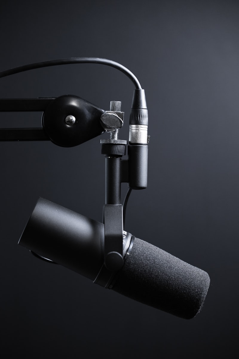 Podcast-Aufnahme im Tonstudio mit Premium-Mikrofon